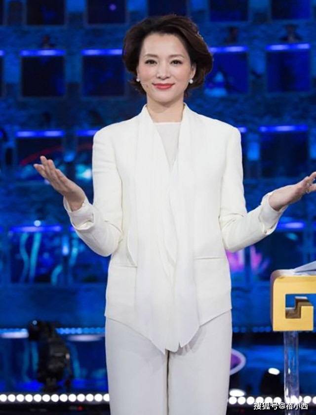 设计|董卿又展现高级感!穿西装内搭连体裤优雅又时髦,40+女性可照穿