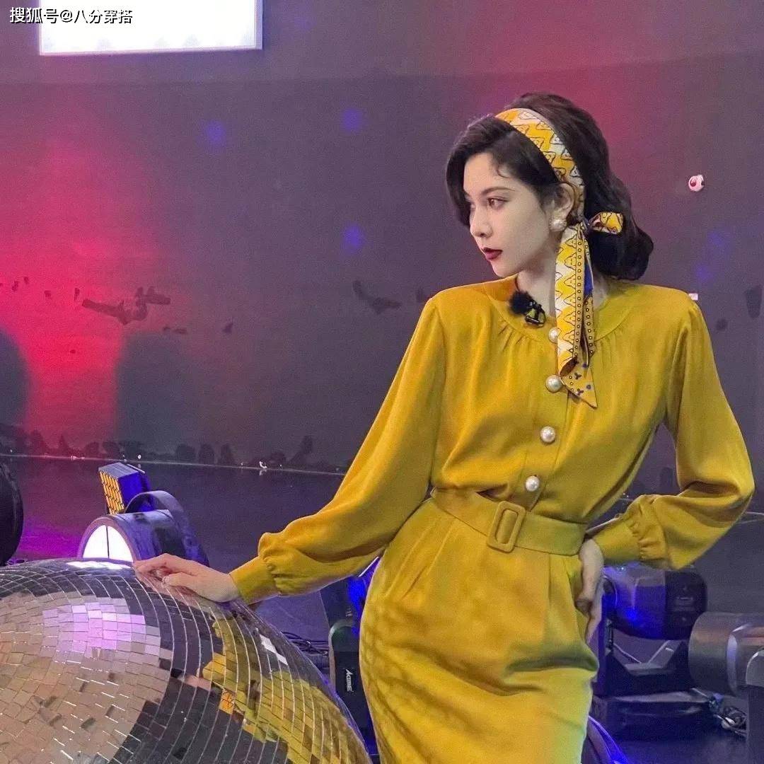 身材|宋妍霏和妈妈不愧是“神仙母女”，身穿姜黄色连衣裙，高级又贵气
