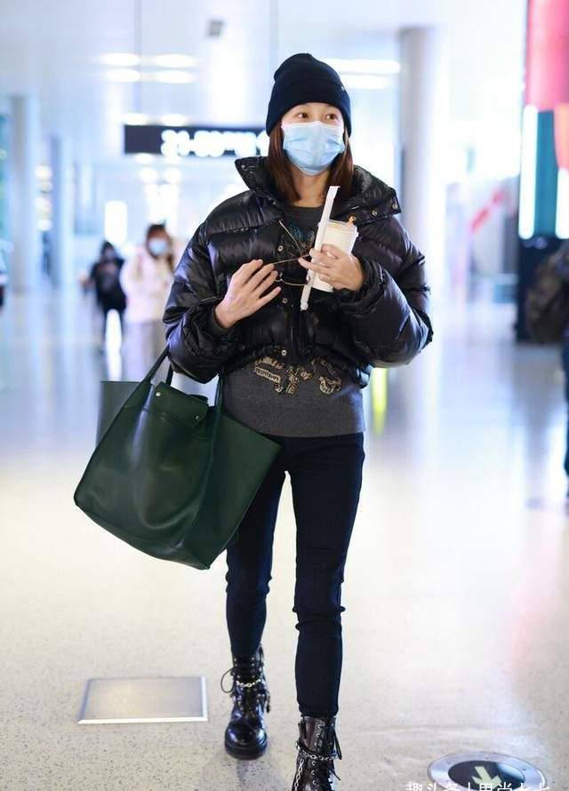 苗苗|苗苗产后机场首秀，产后3月发福胖一圈，胯变宽“妈妈肚”好大