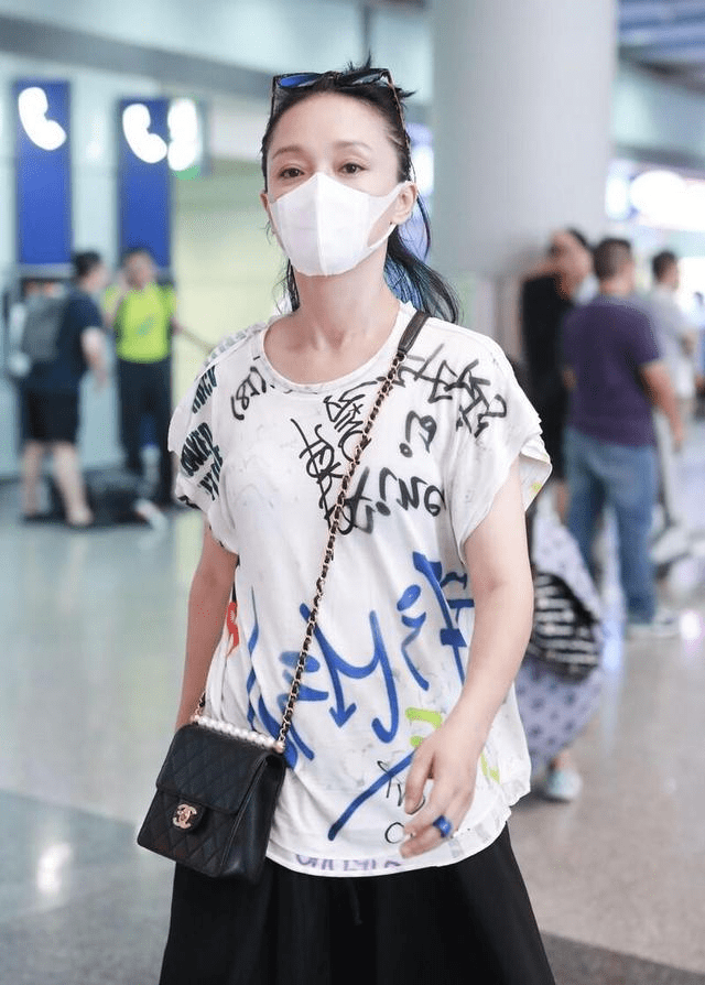 农活|周迅有钱任性，穿4万多的“香奈儿”干农活，戴顶草帽还挺接地气