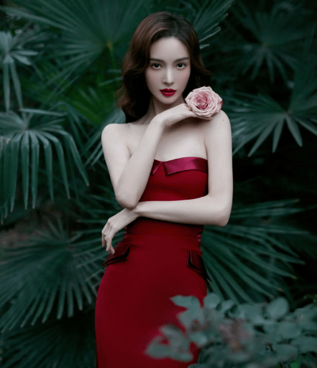 整体|金晨不仅拥有“舞蹈家”的身材，还是绝对的时尚精