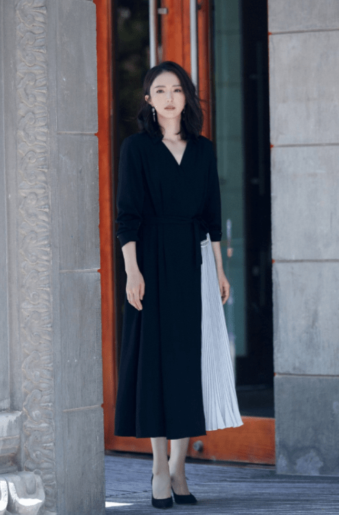 黑色|董璇穿衣真没“中年感”，一身黑白配看似简单质朴，却意外高级