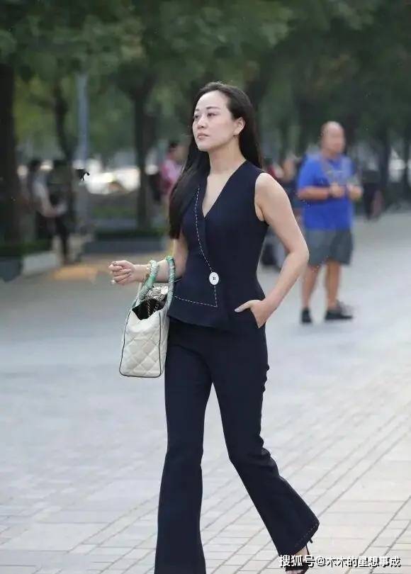 大部分|阔腿裤只有中年女士穿？大部分人存在误解，这样穿优雅大气