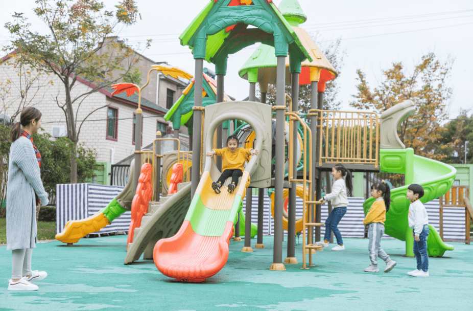 家长|幼儿园老师晒午餐照,家长发现猫腻并截图质问,班级群瞬间炸锅