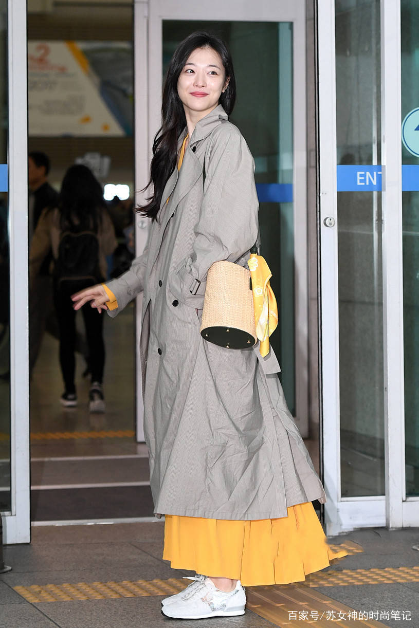 垫肩|早夏火了一种新穿法，叫“风衣+裙子”，拉风又洋气，明星都在穿