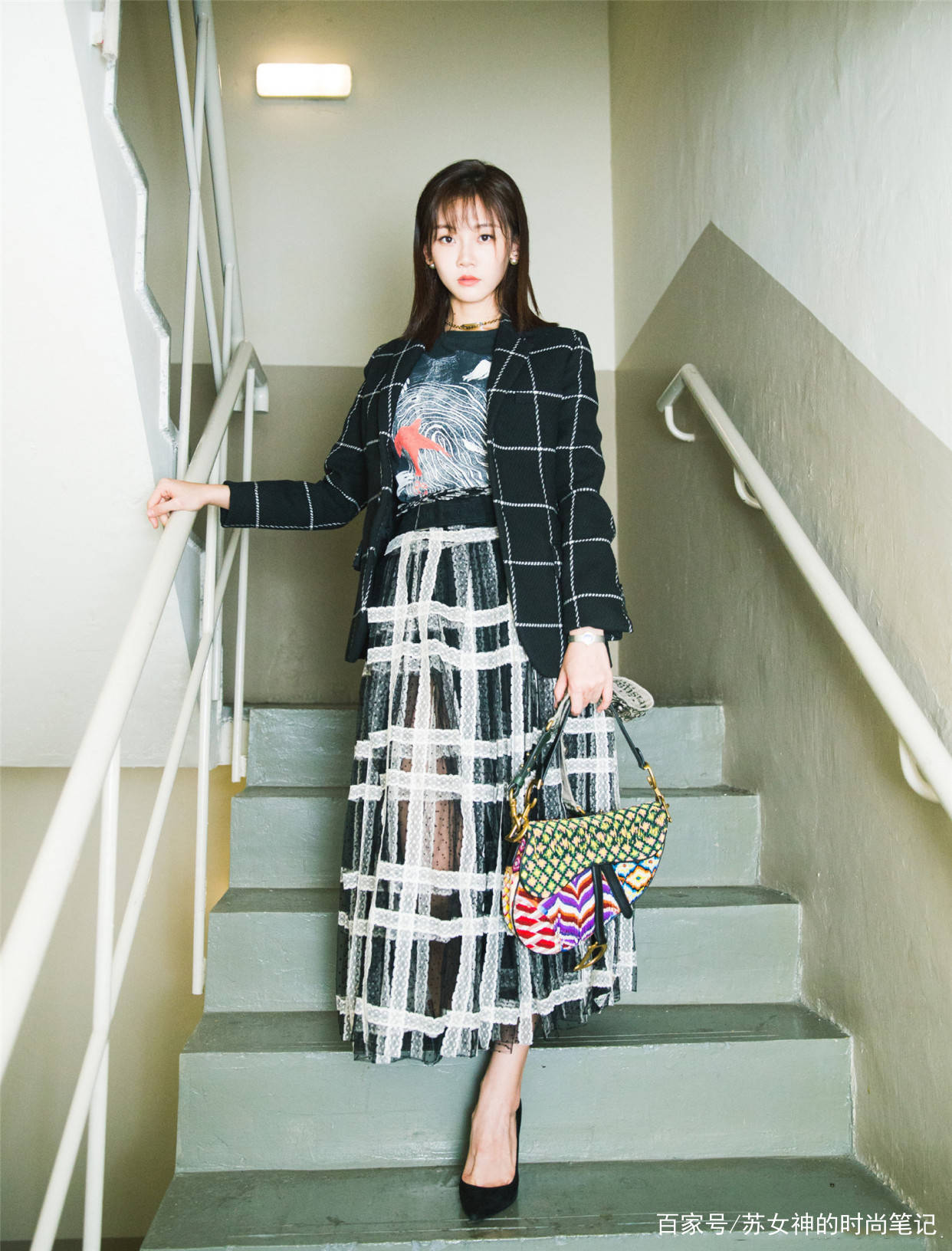 女生|真正见过世面的女人，都不背水桶包，今年流行“马鞍包”，超高级