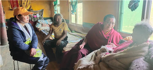 高原爱心行走进四川省甘孜州德格县俄支乡慰问寺院尼姑