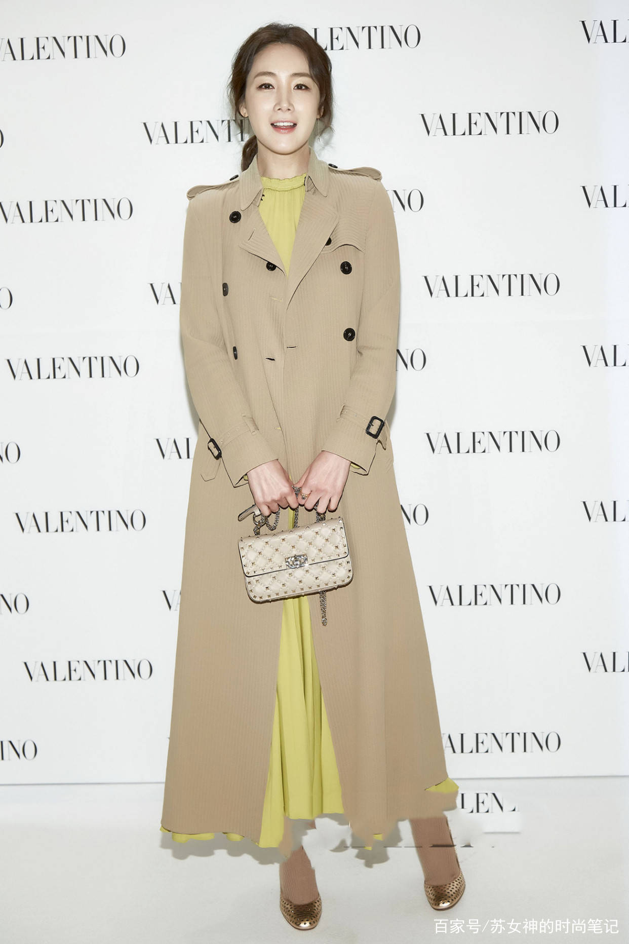 垫肩|早夏火了一种新穿法，叫“风衣+裙子”，拉风又洋气，明星都在穿