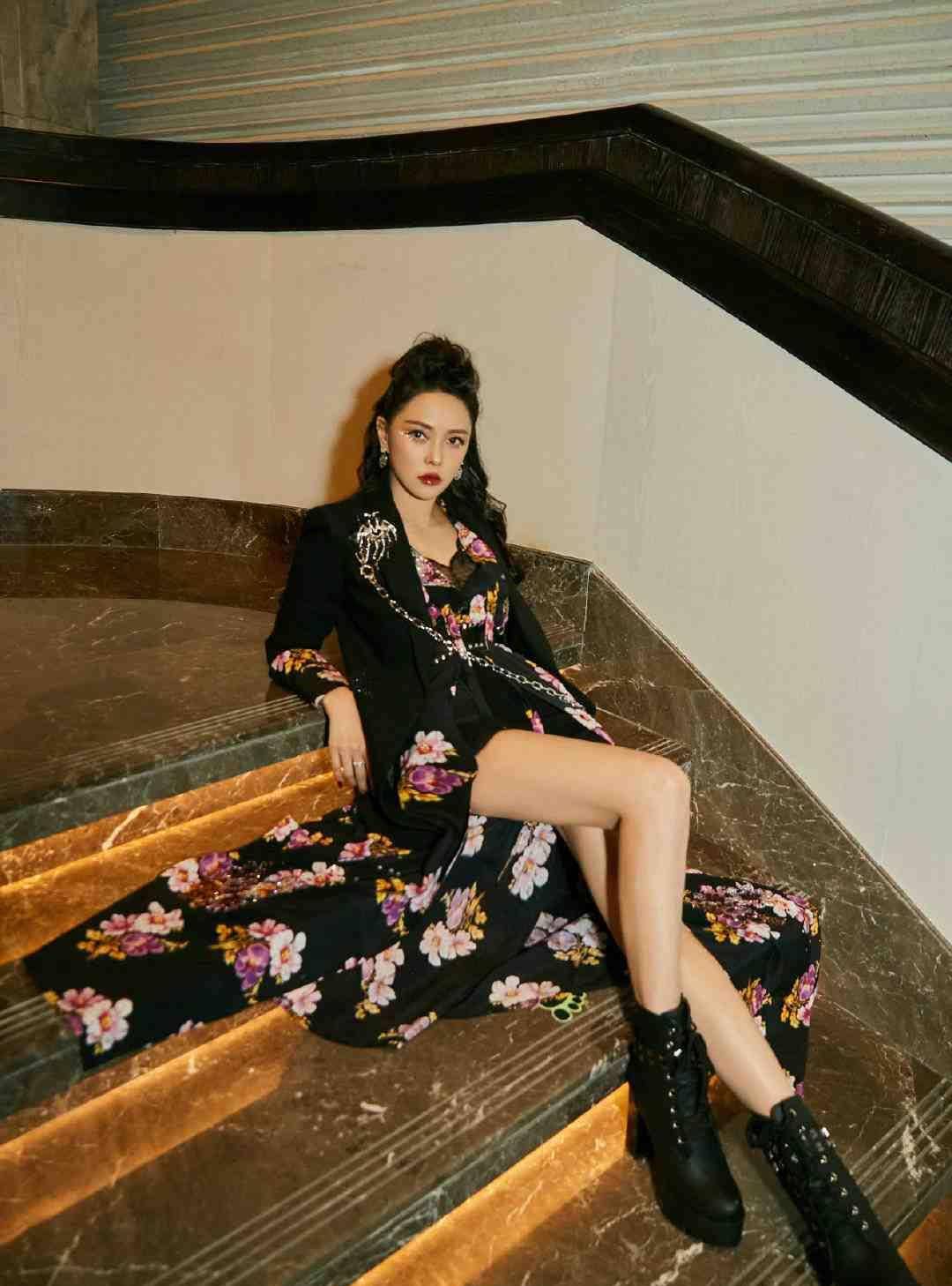 黑色|52岁伊能静真放得开，穿高开叉连衣裙A到爆，小10岁老公像同辈