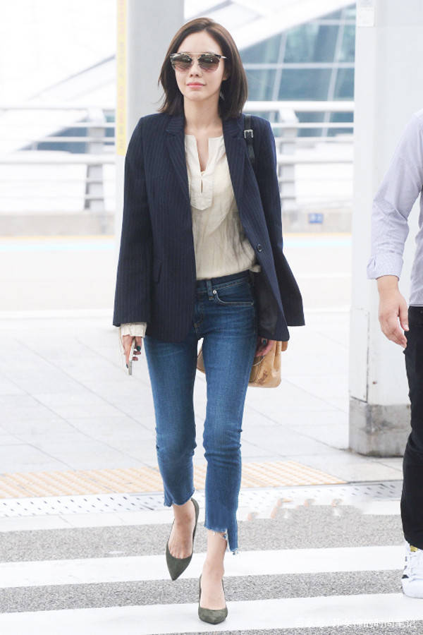 条纹|最近火了一件“泡面服”，比风衣更时髦洋气，秦岚高圆圆都上头了