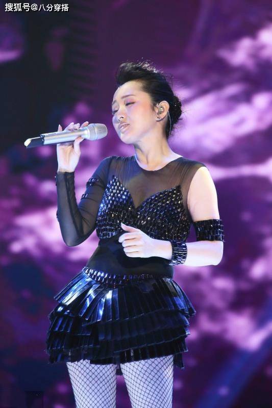 黑色|50岁杨钰莹真是阿姨圈顶流,穿黑裙配渔网袜成熟低调,减龄洋气