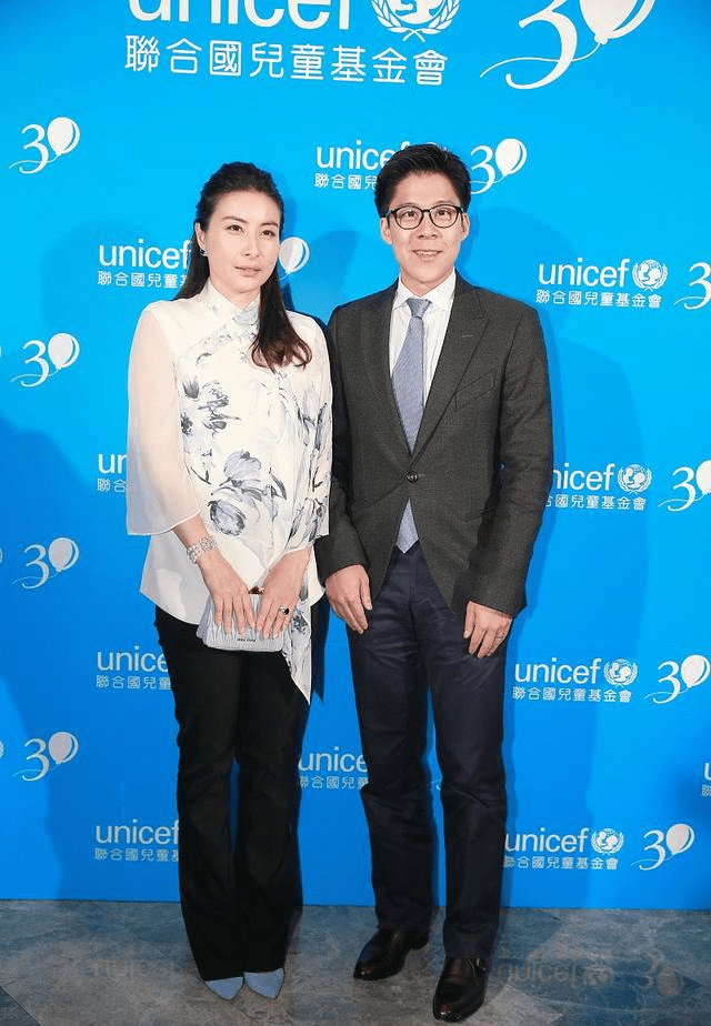 设计|郭晶晶晒照宣传中华文化，穿旗袍配凉鞋，衣着朴素不像豪门儿媳