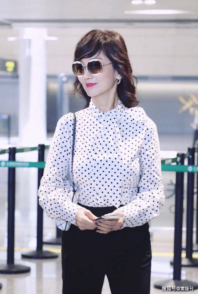 西裤|赵雅芝真会穿，印花短袖衬衫配素色西裤温柔减龄，67看着不到37