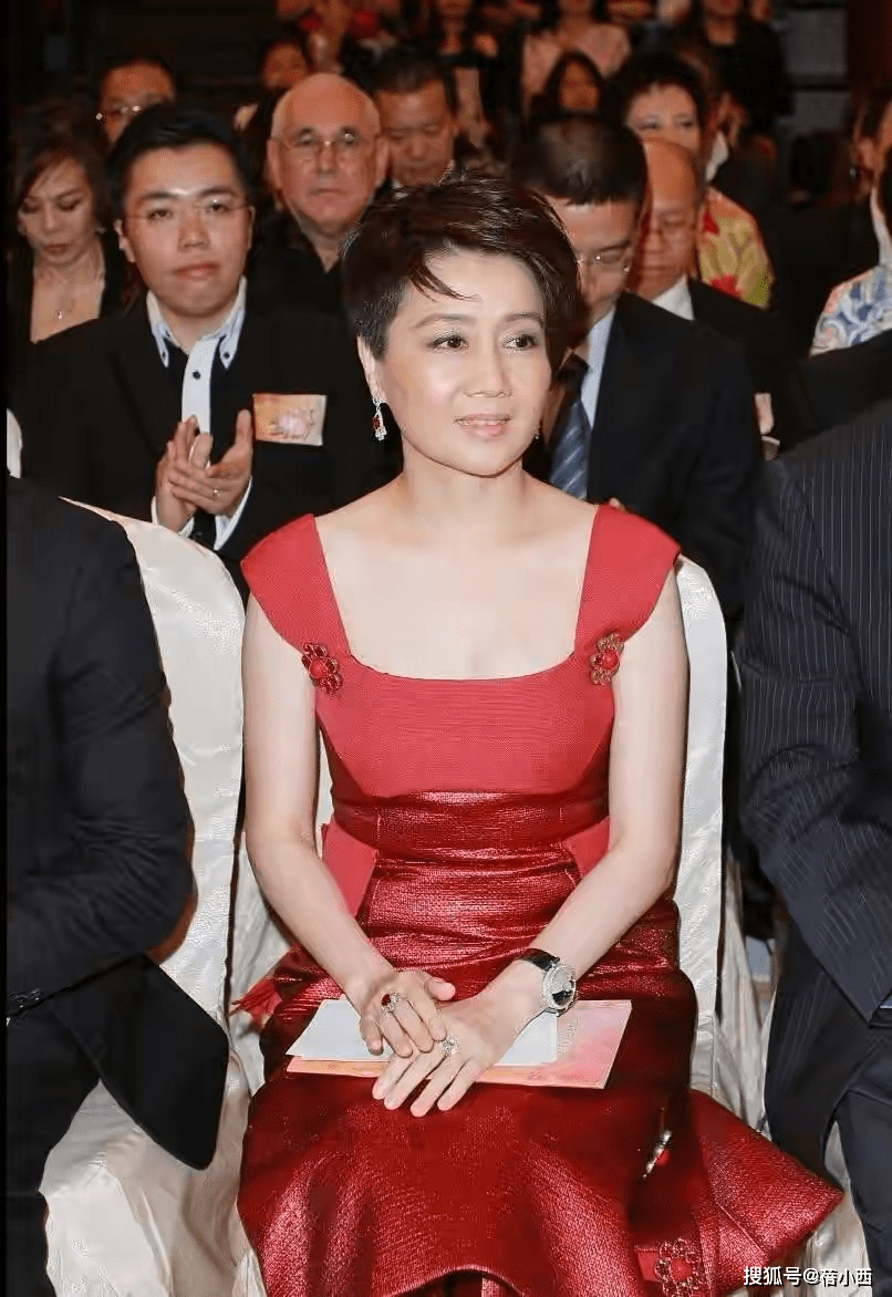 黑色|赌王四太梁安琪真有61岁？穿红裙子配喇叭裤，扮嫩起来真不尴尬
