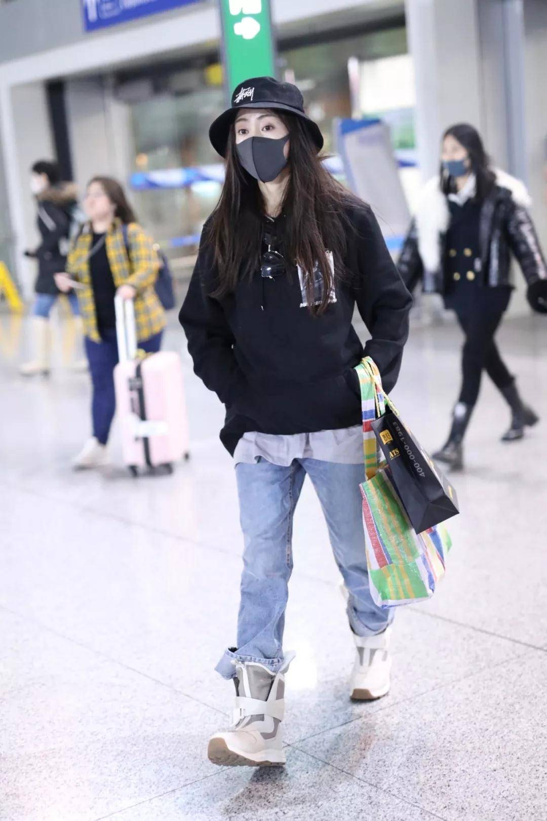 运动鞋|明星们成功穿火了这双“鞋子”,舒适又百搭,减龄效果满分!