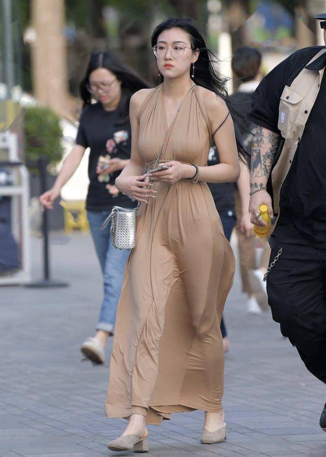 辅助|突如其来的“挂脖裙”,借助高跟鞋的辅助,展现了不一样的知性!