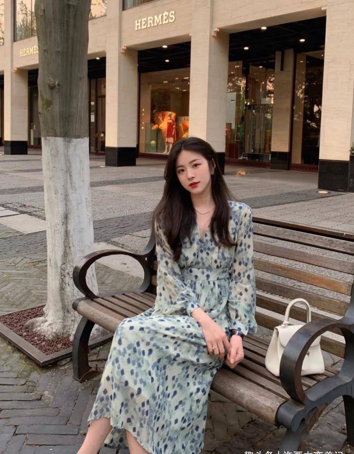显得|扔了你的百褶裙吧！今年流行这“3种”裙子，40岁女人穿气质优雅