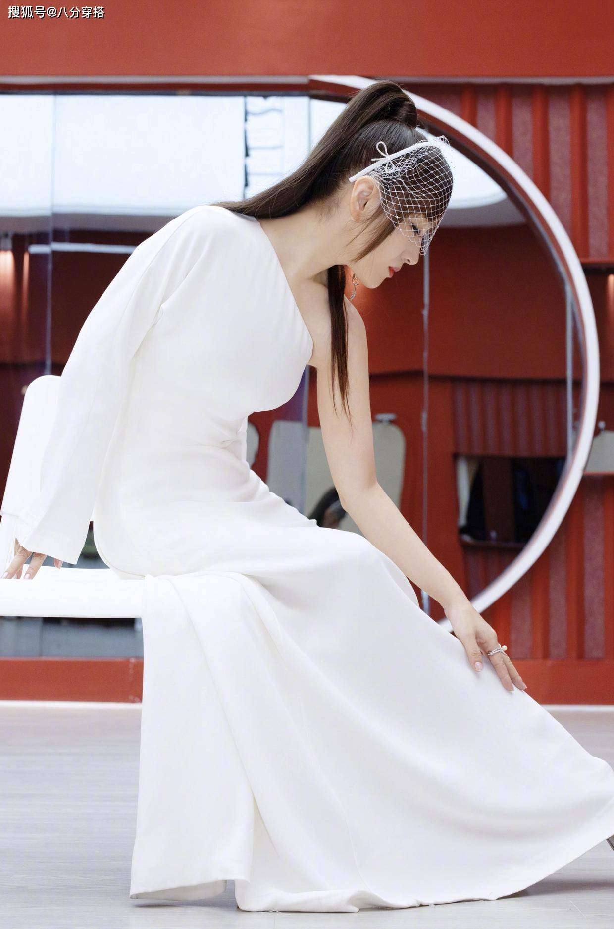 黑色|50岁杨钰莹真是阿姨圈顶流,穿黑裙配渔网袜成熟低调,减龄洋气