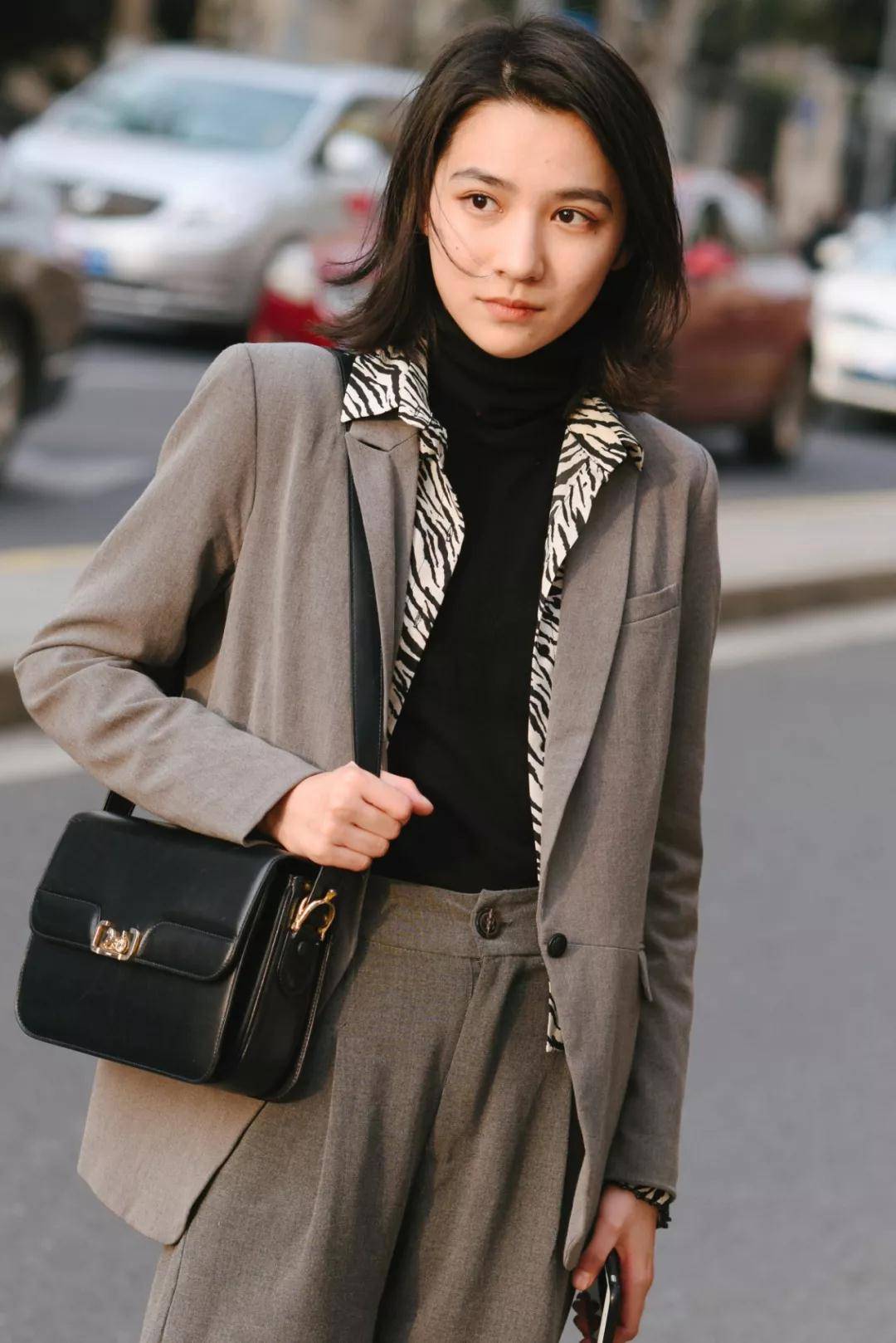 大衣|入夏先别买打底衫,瞧瞧明星都穿的“堆堆领针织衫”,谁穿谁美