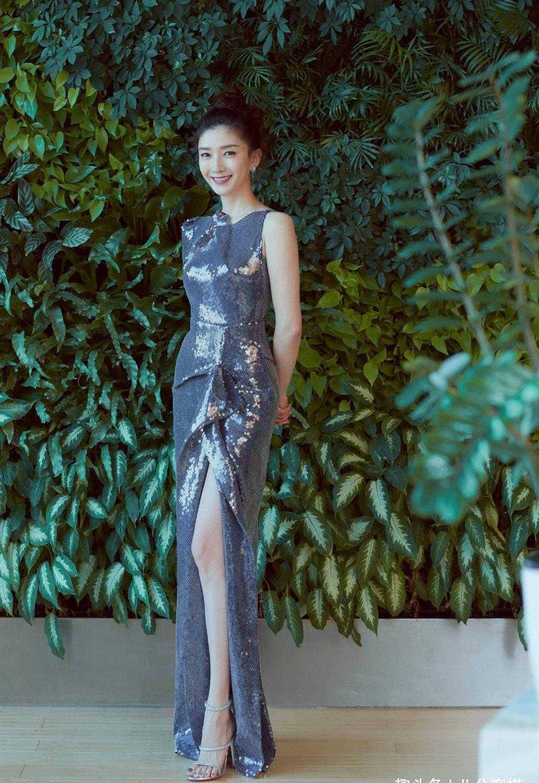 高跟鞋|江疏影真会凹造型!浅绿色连衣裙清新减龄,罗马鞋大秀“小鸟腿”