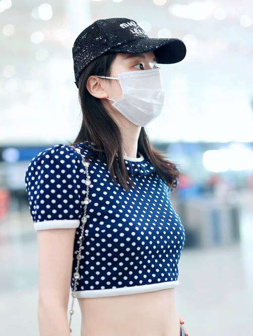 身材|乔欣的腰也太“细”了吧，裤腰都变得松垮下垂，配短上衣真博眼球