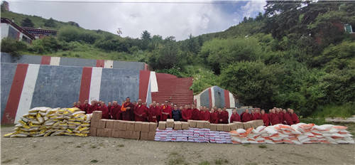 高原爱心行走进四川省甘孜州德格县俄支乡慰问寺院尼姑