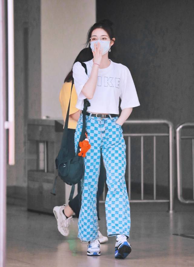 女孩子|穿海军风衬衫的许佳琪太甜了，配百褶裙秀小细腿，笑起来像初恋