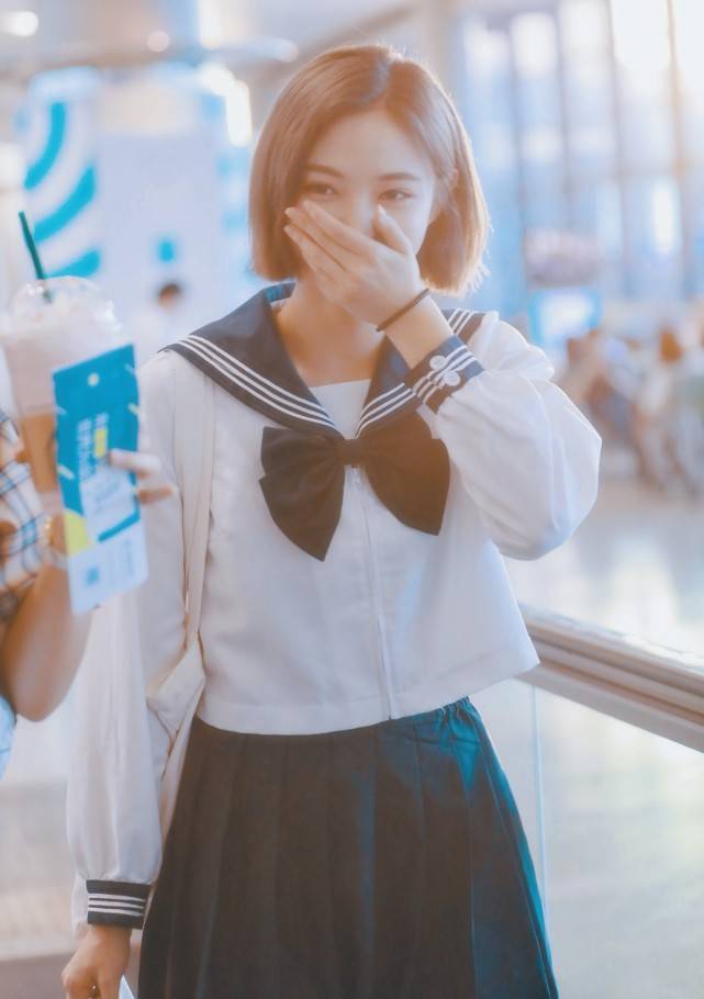女孩子|穿海军风衬衫的许佳琪太甜了，配百褶裙秀小细腿，笑起来像初恋