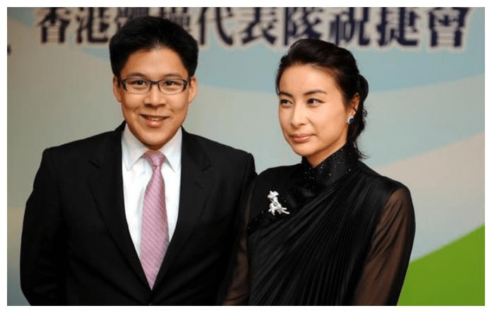 设计|郭晶晶晒照宣传中华文化，穿旗袍配凉鞋，衣着朴素不像豪门儿媳