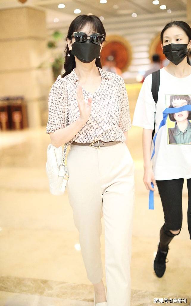 西裤|赵雅芝真会穿，印花短袖衬衫配素色西裤温柔减龄，67看着不到37