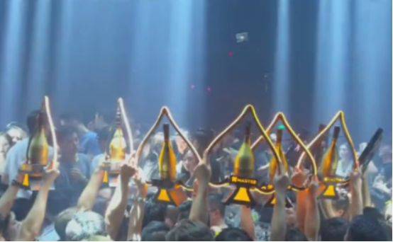 官宣|不顾孕期奚梦瑶？何猷君为妹妹庆生包场夜店，身旁美女陪伴显暧昧