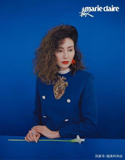美人|50岁李嘉欣晒照秀粉发，穿粉裙配红夹克，携老公秀恩爱状态极佳