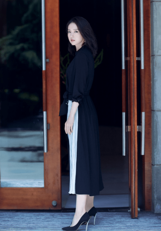 黑色|董璇穿衣真没“中年感”，一身黑白配看似简单质朴，却意外高级