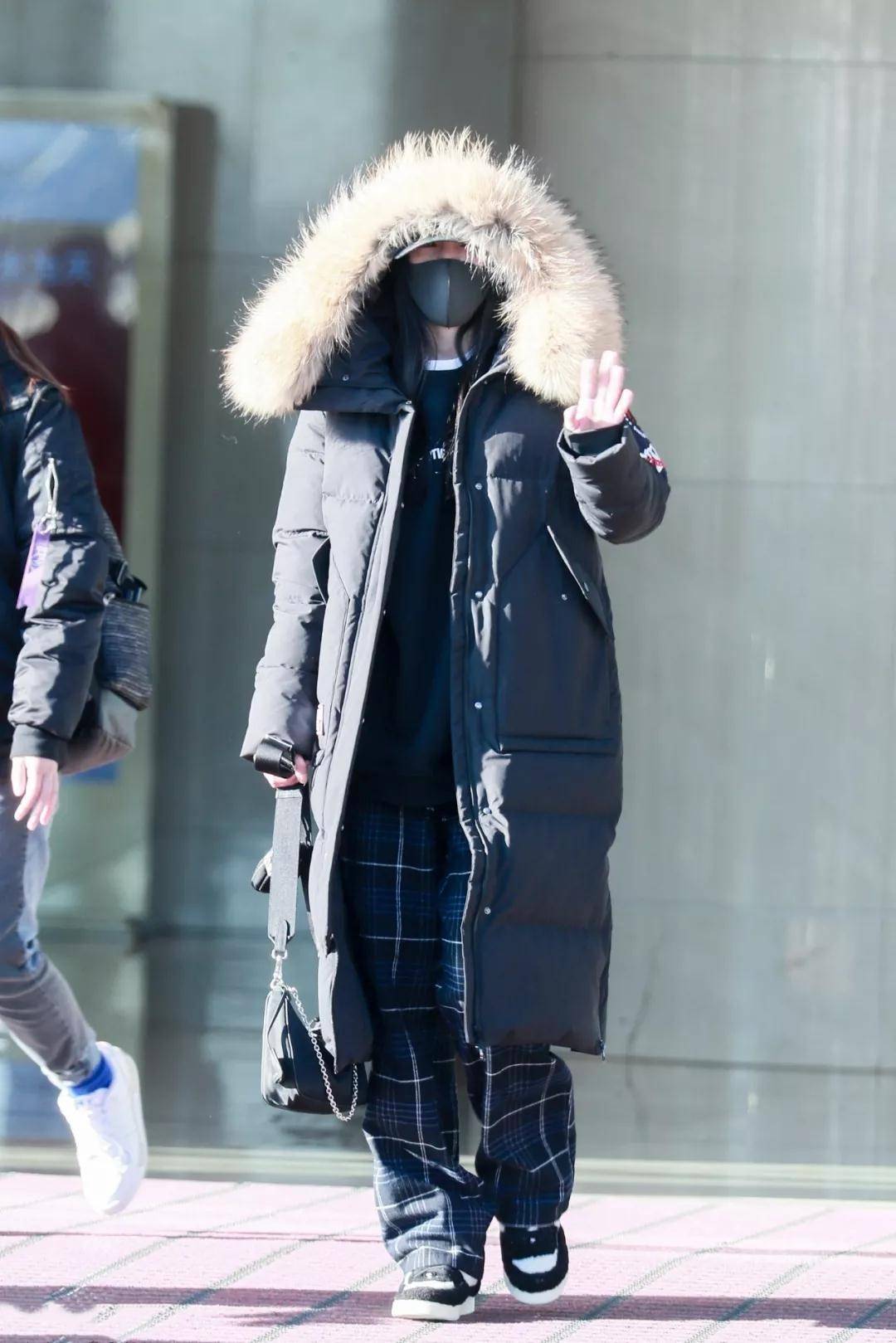 显得|“羽绒服+打底裤”已经退圈了，现流行这样穿，杨幂、倪妮都上瘾