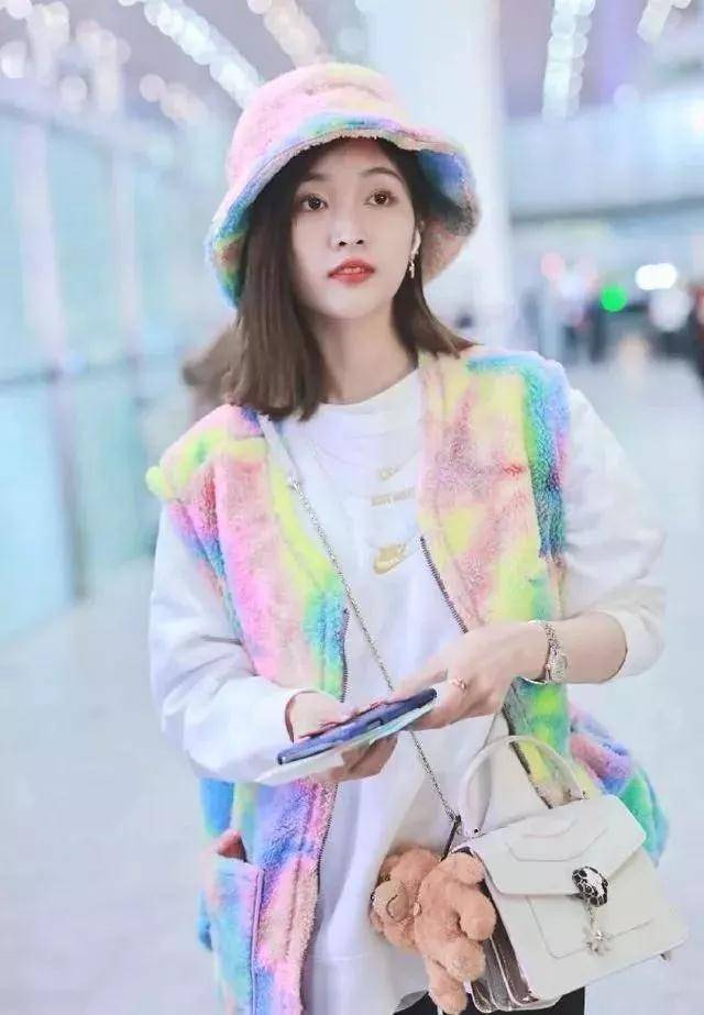 显得|火遍时尚圈的“羊羔绒”怎么穿最有范？试试这4件单品，保你满意