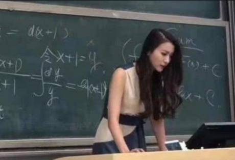 因为|女幼师因“身材火辣”走红，宝妈集体投诉：有了她宝爸抢着接孩子