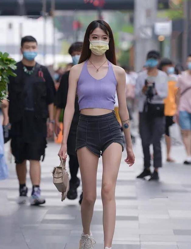 设计|黑色修身连衣裙显瘦，四条肩带设计很有女人味