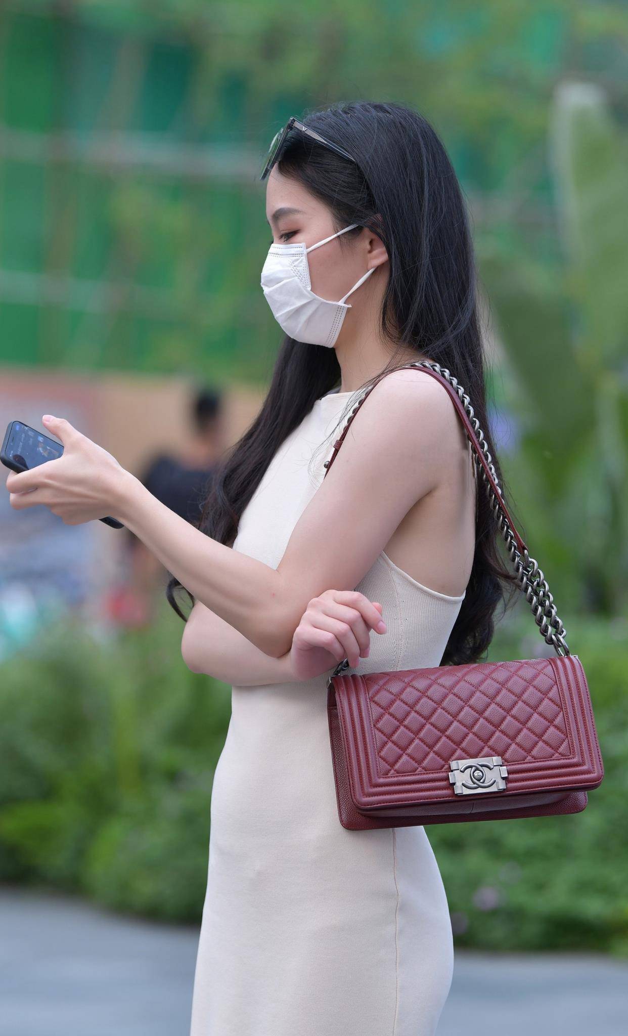 top|熟龄女人穿连衣裙,简约风格的基础款更适合,优雅高级又耐看