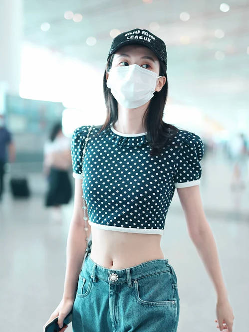 身材|乔欣的腰也太“细”了吧，裤腰都变得松垮下垂，配短上衣真博眼球