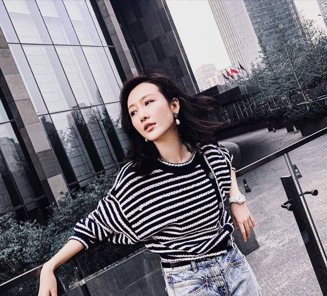 王鸥|37岁王鸥穿衣胆大，穿一件白色吊带连衣裙勾勒出来好身材，真惊艳