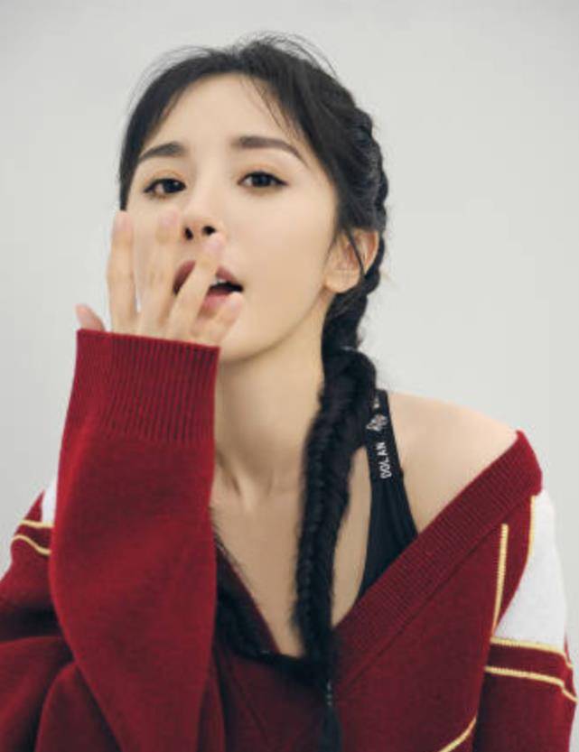 显得|杨幂离婚后终于放飞自我!穿裙子仅露出2cm,“奶棒腿”神了