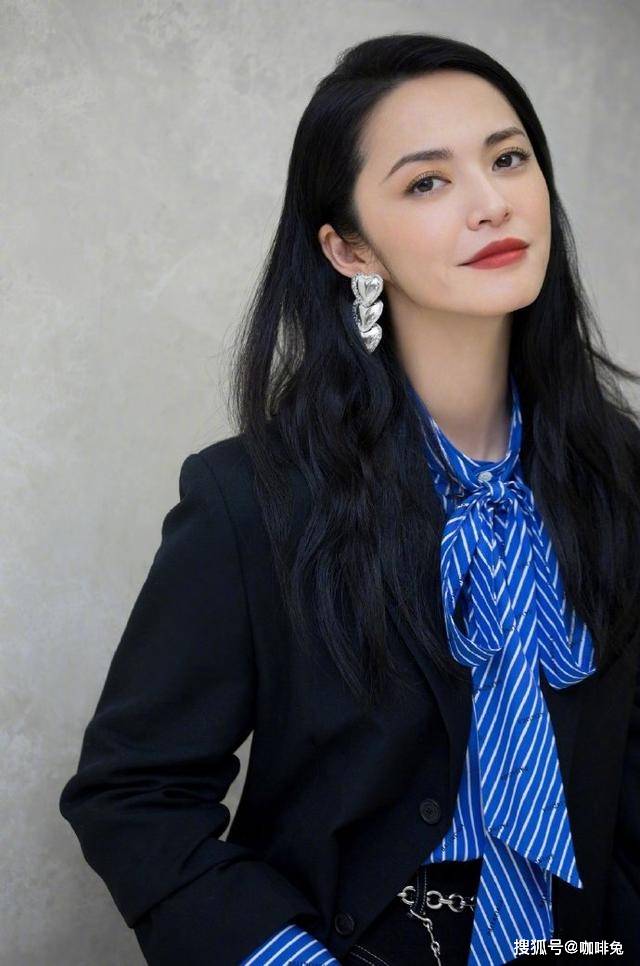 辣妈|辣妈姚晨的时尚穿搭，颜色由灰到黑的渐变搭配，创造出万物生机