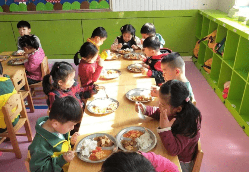 家长|幼儿园老师晒午餐照,家长发现猫腻并截图质问,班级群瞬间炸锅