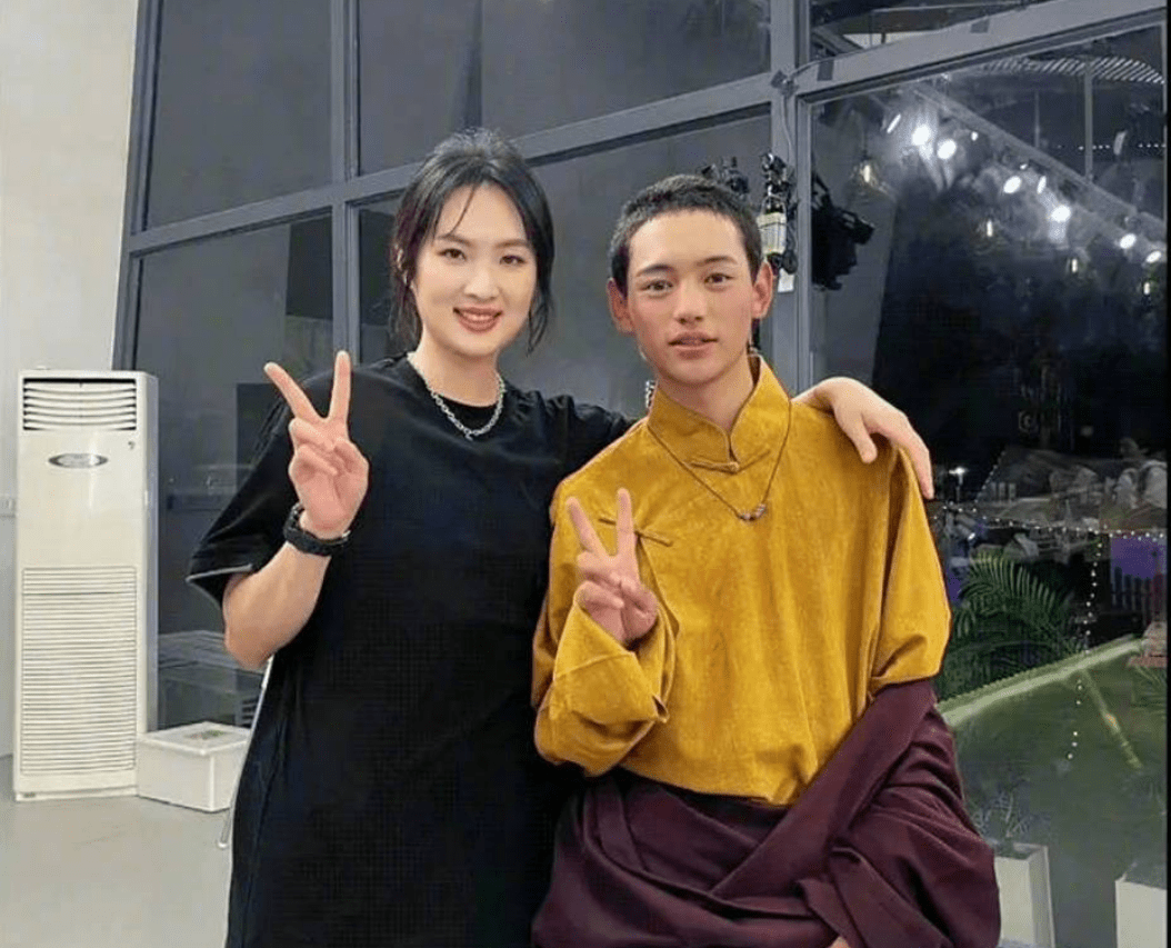 丁真弟弟现身中餐厅,颜值被众人夸赞