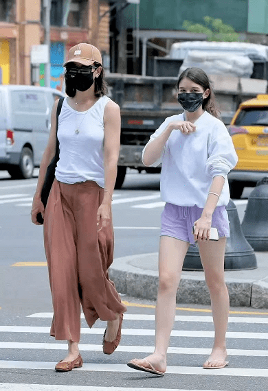 色彩|苏瑞跟汤姆克鲁斯越长越像！穿衣大胆不像14岁，露肚脐上街超性感