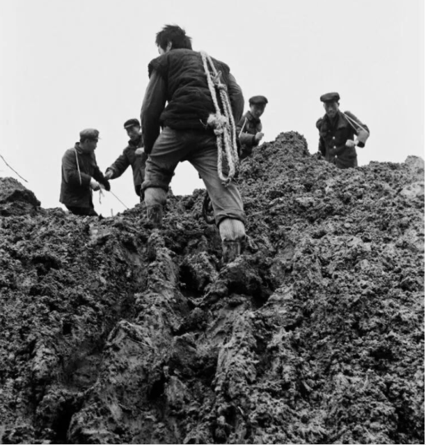 六十年代农村挖河场面老照片