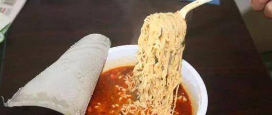 因为|桶装方便面，为什么比袋装贵三块，得知贵在这儿，我宁愿吃桶装