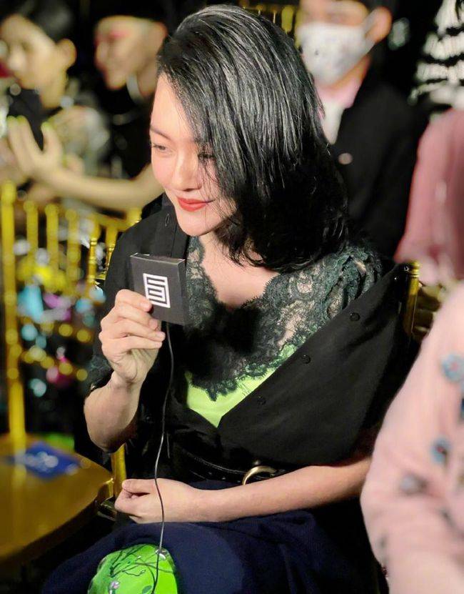 花色|小S和婆婆的穿着“调换”了？她穿绿色显高贵，婆婆穿粉色挺显嫩