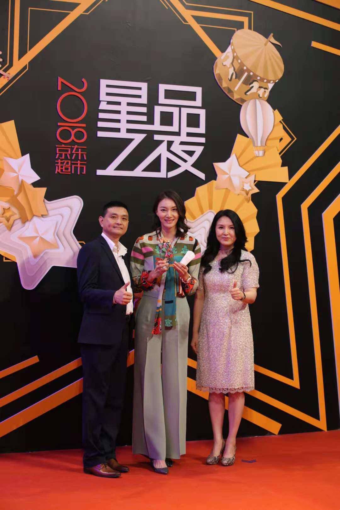 事业|谢杏芳分享旅游日常,穿花纹短裤秀大长腿,5岁儿子模样像林丹