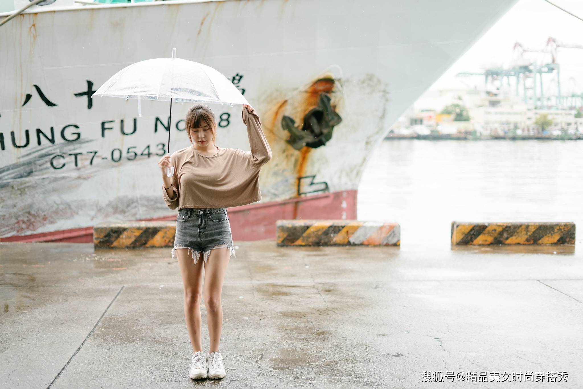 天气|咖啡色的宽松小衫，下搭一条高腰牛仔短裤，清凉又时尚，街范十足